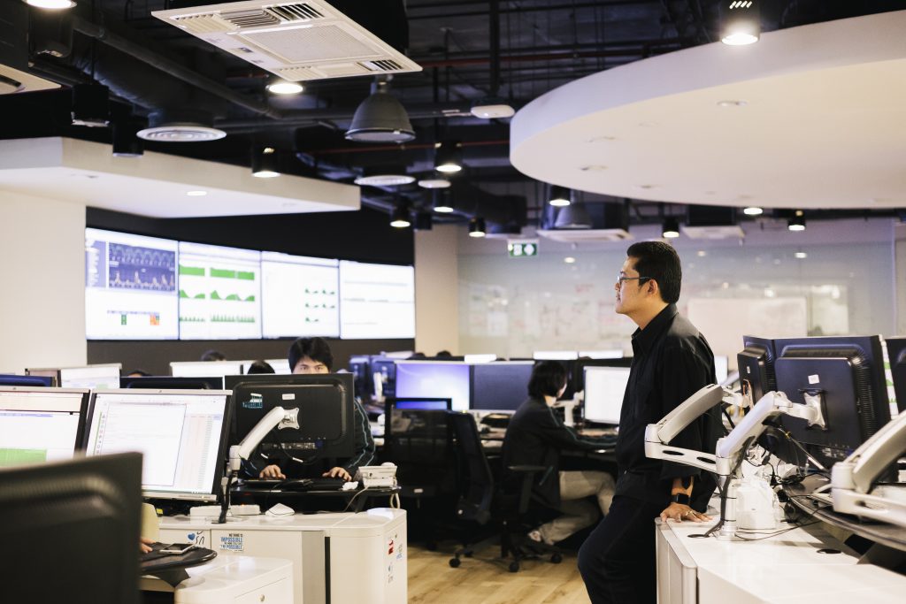 แอบส่องตึกดีแทค … พวกเขาทำอะไรในคืน New Year’s Eve