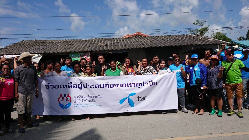 ดีแทคและมูลนิธิร่วมด้วยช่วยกันเปิดโรงครัวช่วยเหลือผู้ประสบภัยพายุปาบึก