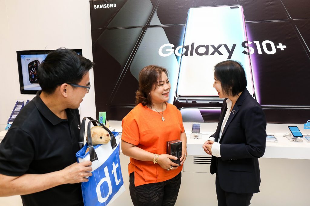 ลูกค้าดีแทค บลูเมมเบอร์ คนพิเศษรับซัมซุง Galaxy S10/S10+  กลุ่มแรกก่อนใครในไทย เปิดประสบการณ์สุดยอดสมาร์ทโฟนระดับพรีเมี่ยม