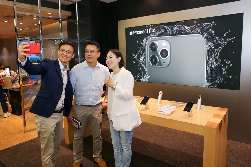 dtac hands Apple’s flagship handset – iPhone 11, iPhone 11 Pro and iPhone 11 Pro Max – to the first group of customers today