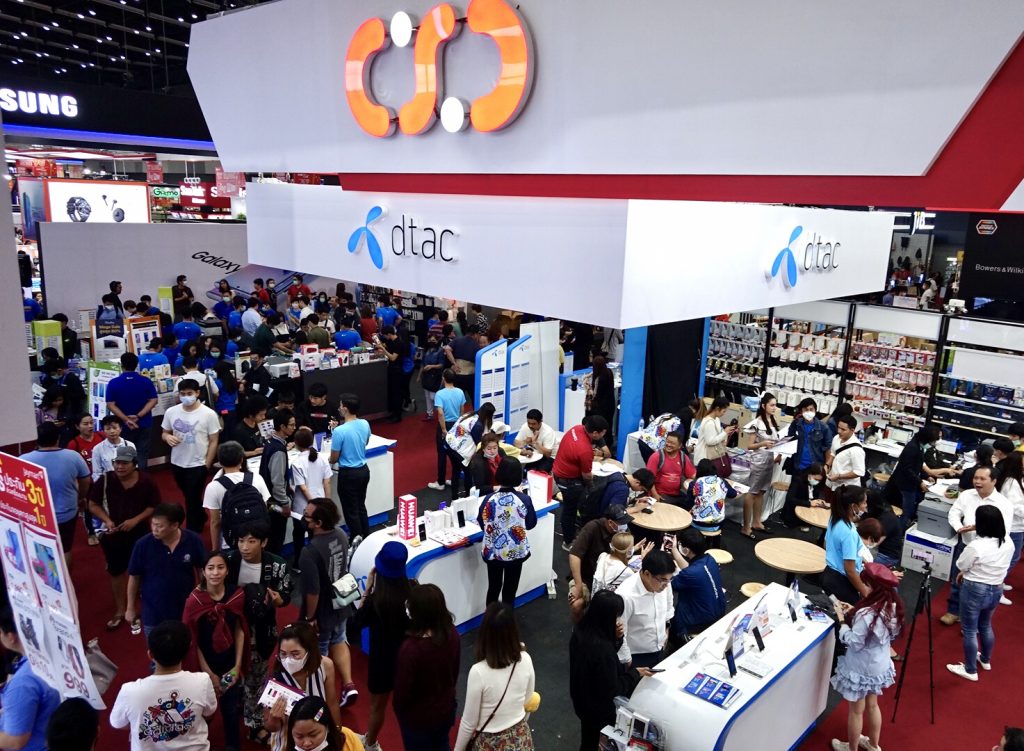 ดีแทคจับมือสองพันธมิตรผู้จำหน่ายสมาร์ทโฟนรายใหญ่ของไทย CSC และ IT CITY ขยายช่องทางจัดจำหน่ายสินค้าและบริการเพิ่มขึ้นกว่า 400 สาขาทั่วประเทศ