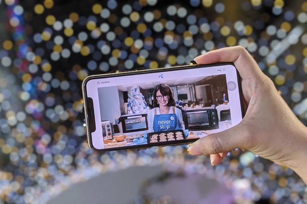 dtac reveals data usage peaks on New Year’s Eve, Facebook ranks most used mobile app