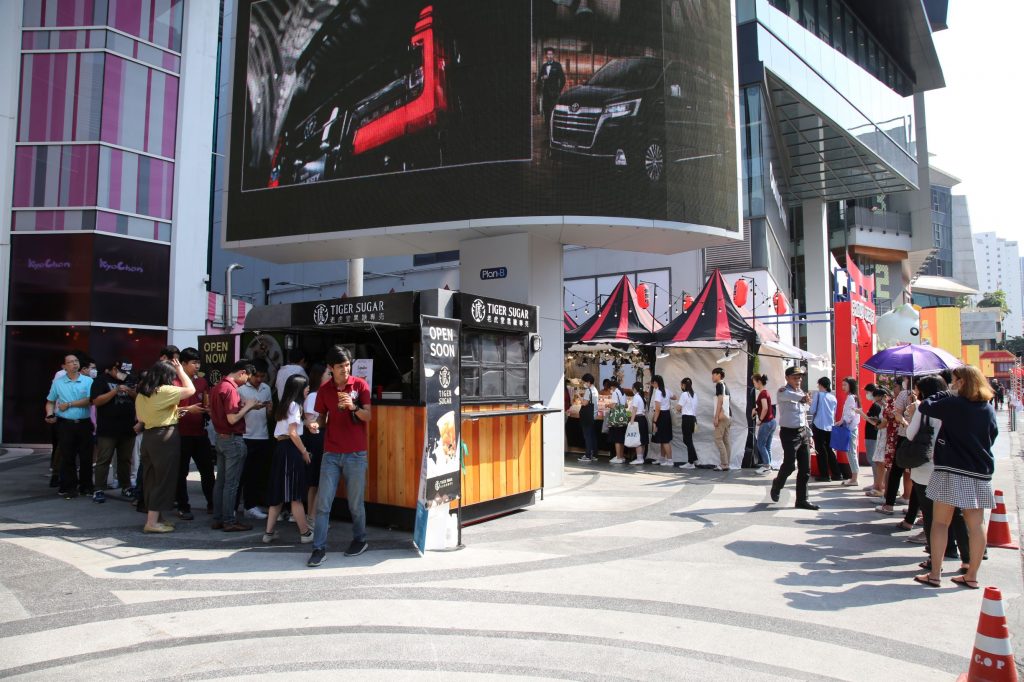 คิวยาวเหยียด ห้างทะลัก! เมื่อดีแทค รีวอร์ดให้ฟินกับชานมไข่มุกแสนอร่อย วันนี้ 10,000,000 เม็ด 100,000 แก้วทั่วประเทศ