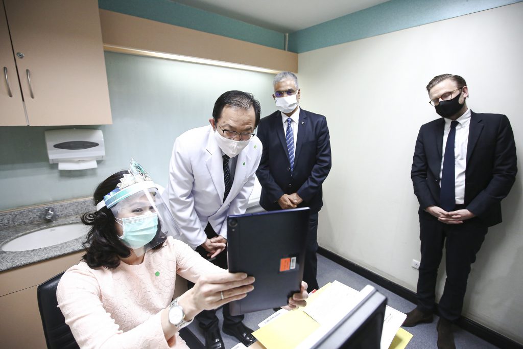 “dtac fights back against COVID-19” initiative supports Siriraj Hospital