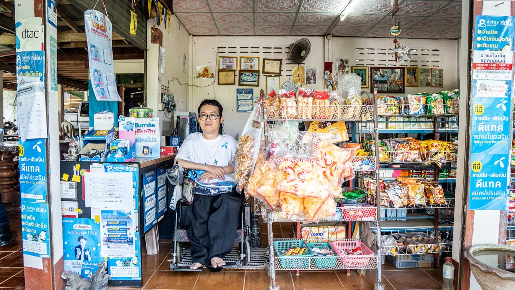 ร้านค้าหลายพันแห่งในหมู่บ้านห่างไกลทำหน้าที่เป็นตัวกลางสำคัญในการเชื่อมต่อและยกระดับชีวิตผู้คนในชุมชนผ่านบริการโทรคมนาคม