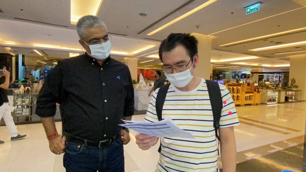 ลูกค้าดีแทคเดินทางมายังศูนย์บริการ เพื่อสอบถามและรับสิทธิ์ชดเชยจากการลงทะเบียนคนละครึ่ง