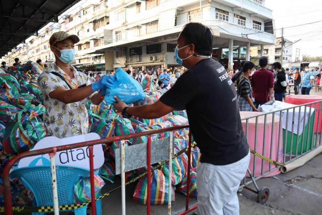 ดีแทคช่วยสนับสนุนแรงงานข้ามชาติสมุทรสาคร และช่องทางสื่อสารพี่น้องชาวเมียนมา- กัมพูชาในไทย เพื่อติดตามสถานการณ์โควิด-19 ผ่านเฟซบุ๊ก dtac Myanmar และ Cambodia