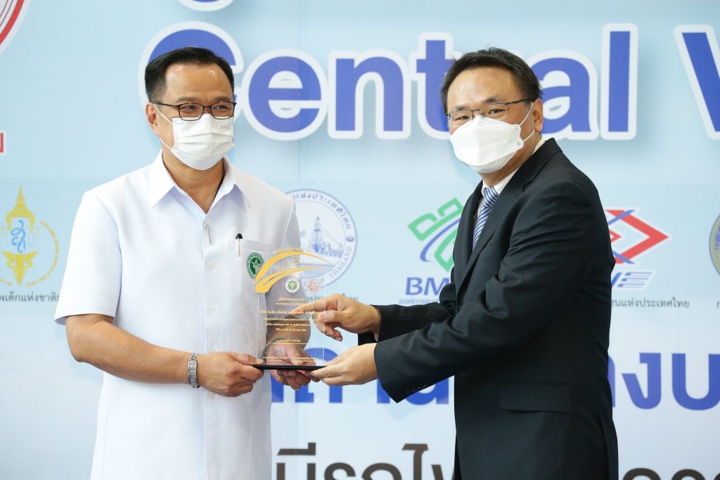 ดีแทคสนับสนุนภารกิจต่อสู้โควิด-19 ช่วยชาติปูพรมฉีดวัคซีนสร้างภูมิคุ้มกันประชาชน