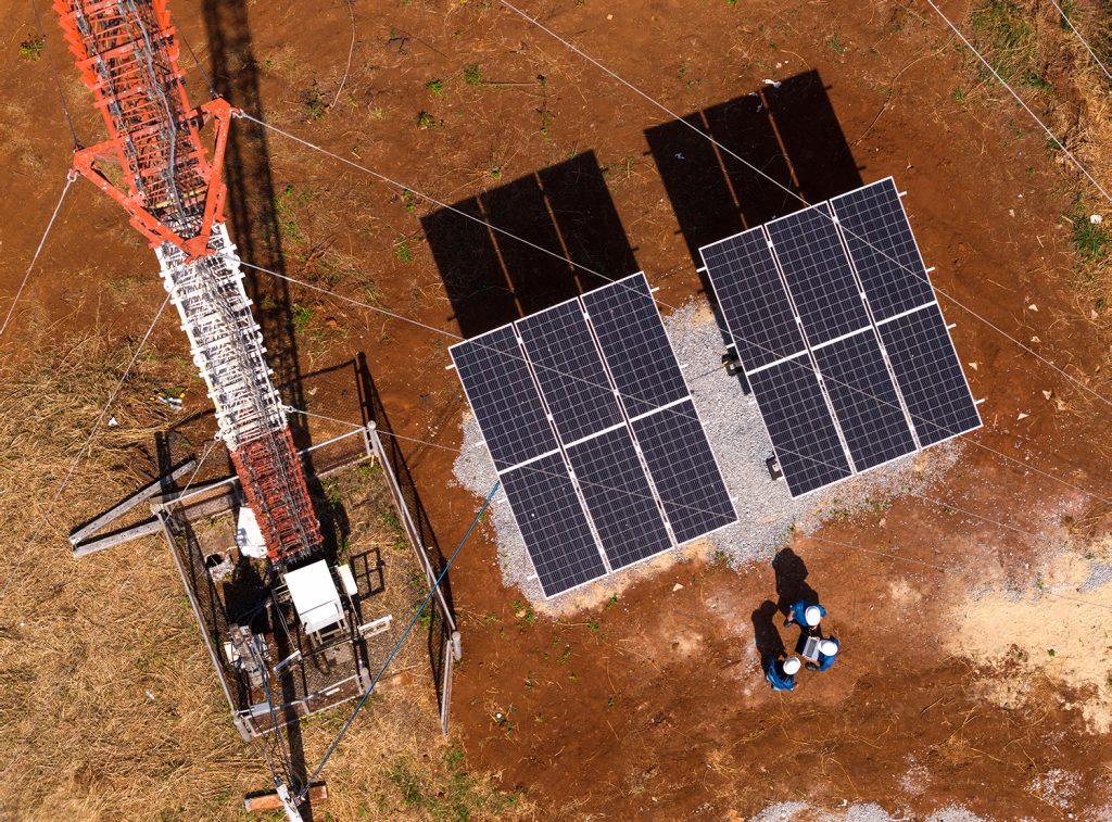 ล้วงลึกปฏิบัติการ “เปลี่ยนผ่านสู่พลังงานสะอาด” กับสถานีฐานพลังงานแสงอาทิตย์ของดีแทค