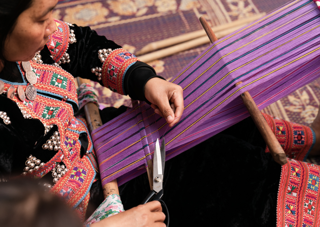 ตามติดชีวิตครูอาหมี่ อดีตเกษตรกรแห่งบ้านปางมะขาม ผู้เปลี่ยนความผิดหวังให้เป็นพลัง ผ่านการนำงานหัตถกรรมชาติพันธุ์มาต่อยอดสร้างรายได้ให้ชุมชน