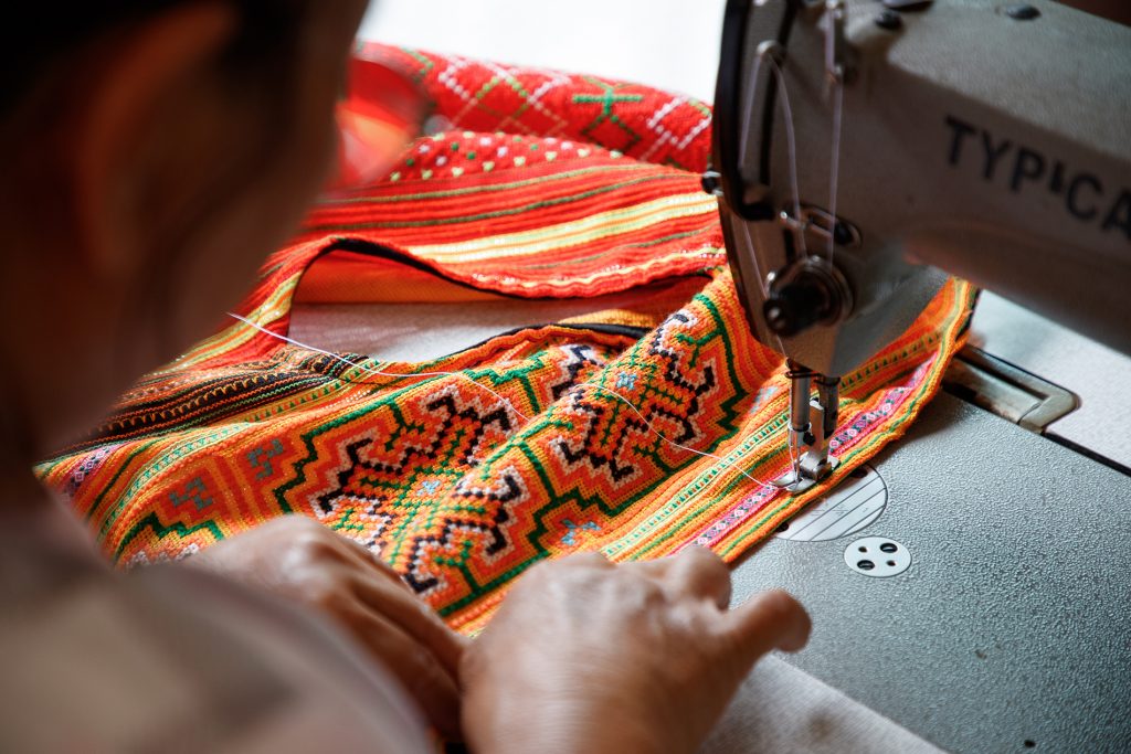 สีสันพันเผ่า ผู้ประกอบการวัยเก๋าที่มีเป้าหมายพัฒนาคุณภาพชีวิตคนไร้สัญชาติ กับการโกออนไลน์สู้วิกฤติการท่องเที่ยว