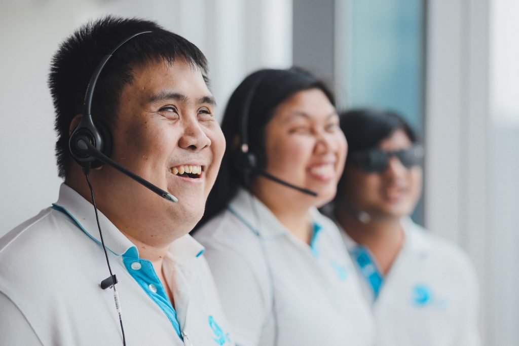 แวะมารู้จักเสียงหวานใส ที่มาพร้อมกับอารมณ์ดีๆของพนักงานคอลเซ็นเตอร์มือถือ ผู้พิการทางสายตา ที่มีรายได้และโบนัส ที่หลายคนอิจฉา