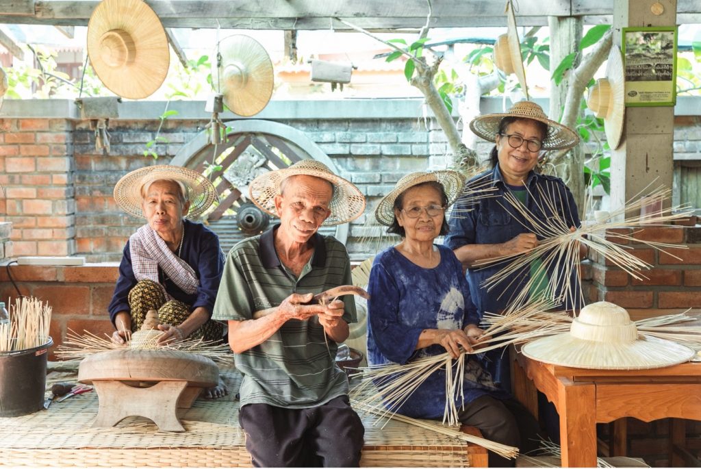 เจาะชีวิตสองมัคคุเทศก์วัยเก๋าที่ผันตัวเป็นแม่ค้าออนไลน์ กับภารกิจฟื้นฟู ‘กุ๊บลอน’ มรดกแห่งภูมิปัญญาของเมืองแพร่